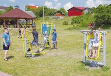 Ćwiczą pod chmurką