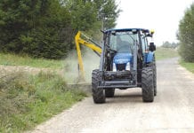 Traktor wyczyści drogi i pobocza