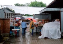 Targowisko w dwóch częściach