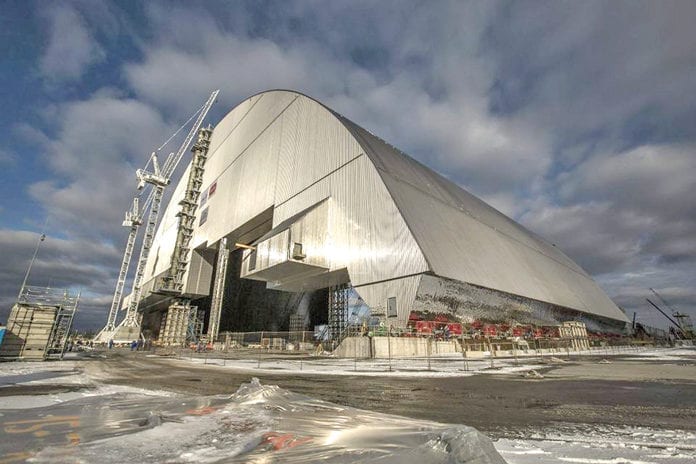 z21040808vczarnobyl-na-reaktorze-polozono-nowy-sarkofag-copy