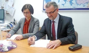 Wójt gminy Ruda-Huta Kazimierz Smal podpisuje umowę o dofinansowanie OZE 