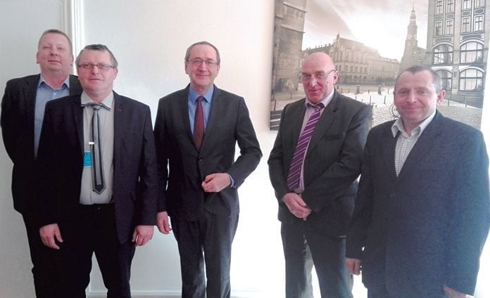 polkowski z identyfikatorem, minister wbordowym krawacie