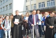 Czarne sosny dla papieży