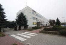 Nowy prawie gotowy, stary idzie pod młotek