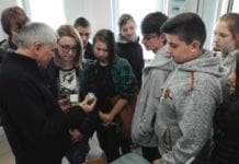 Tłum młodych gości