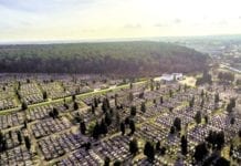 Załatwiają się przy grobie