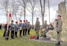 Wieńce i honorowa warta Ćwieków