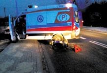 Motocyklista przywalił w karetkę