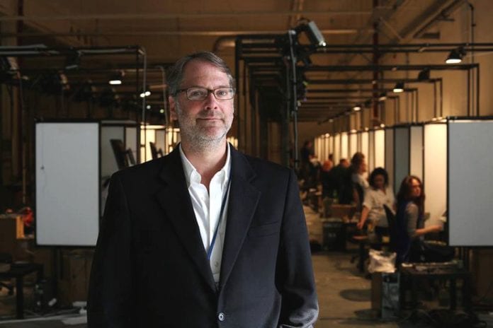 W tle pracujący nad poszczególnymi klatkami malarze