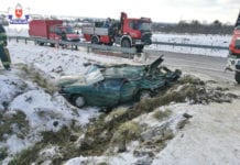 Wóz strażacki zmiażdżył passata