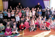 Policjanci u maluchów