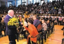 Kwiatek i czekolada od starosty