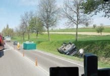 Bus dachował na siedemnastce