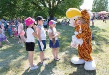 Dzień Dziecka z wędką i watą cukrową