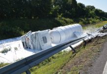 Cysterna z gazem runęła na pobocze