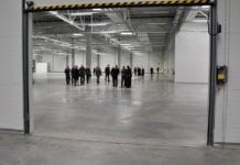 Hala otwarta, dyrektor na wylocie