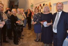 Kapelusze opanowały Bibliotekę