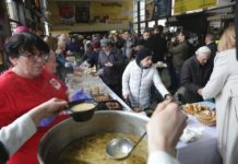 Wielkanocne śniadanie na dworcu