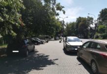 Klaksonami popędzają pieszych po chodniku