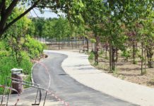 Jedni budują inni rujnują