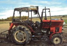 Traktor spłonął w polu