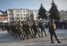 Przybywa oliwkowych beretów