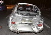 Troje dzieci w rozbitym aucie