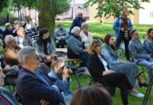 Zaułek rozbrzmiewał ariami