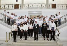 Oddali krew, dostali dyplomy