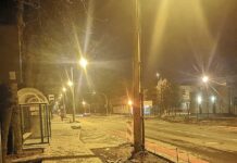 Postawili słup na środku zatoki autobusowej!