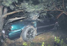 Pijany roztrzaskał się na drzewie