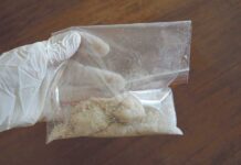 Narkotyki wrzucił pod samochód