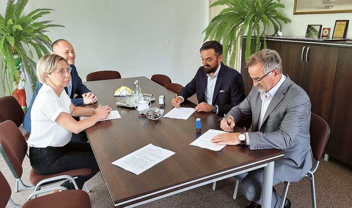 smal-podpisuje-umowe