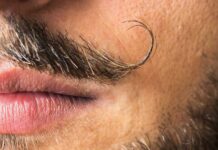 Łysy z wąsem okradł seniorkę