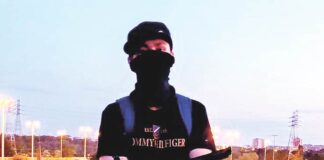 Morderca na wolności i pozuje z bronią