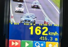 Dziadek z ciężką nogą