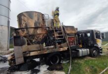 Spłonął paszowóz. Straty liczone w setkach tysięcy