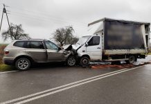 Młodzieniec pędził Beemką. Zjechał na czołówkę?