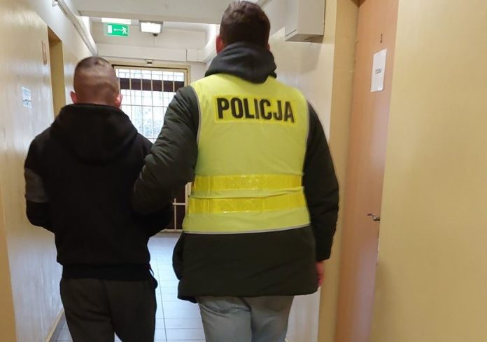 chcial przejechac policjantow