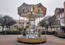 Świąteczna karuzela zgasła i zamilkła