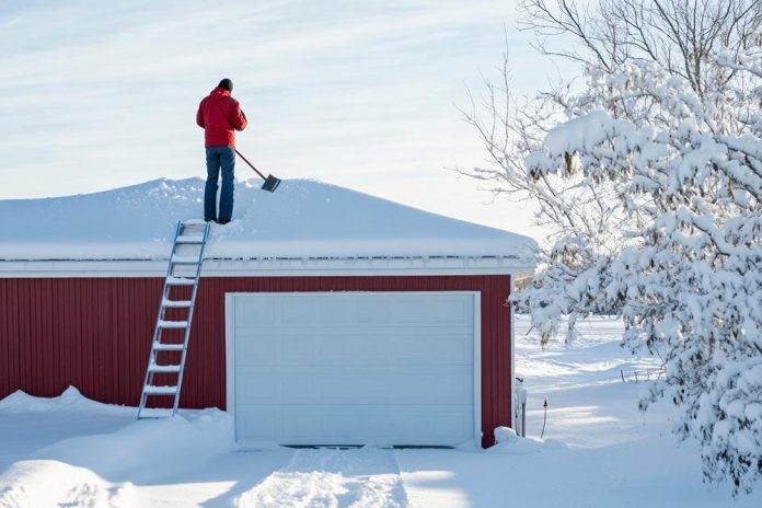 Odśnieżanie dachu