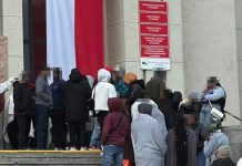 Podgrzewanie migrantami? Kolejka przed gmachem rozpaliła internet