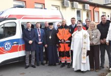 Zrzucili się na karetkę