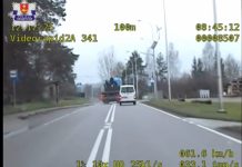 Niebezpieczne wyprzedzanie na przejściu dla pieszych i podwójnej ciągłej, fot. KPP w Krasnymstawie