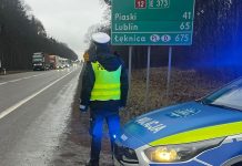 Kolejka samochodów do przejścia granicznego w Dorohusku