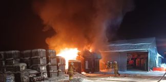 Paliło się w tartaku. Policjanci, choć byli po służbie ruszyli tam bez wahania