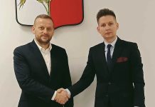 Wójt Paweł Kucharczyk i burmistrz Andrzej Kozina z podpisanym porozumieniem