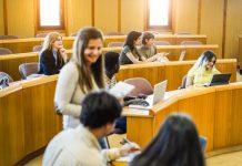 Dlaczego coraz więcej osób wybiera uczelnie wyspecjalizowane zamiast uniwersytetów?