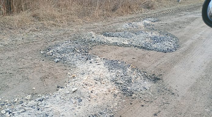 Popiół na drodze. A co w popiele?