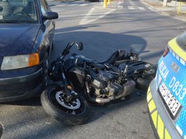 Wypadek z udziałem motocykla. Zachowajmy ostrożność na drodze!